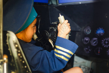 穿飞行员制服的小女孩画像图片