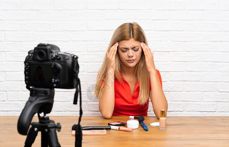 年轻博客女孩在录制一个视频辅导时不快乐和沮丧的影片图片