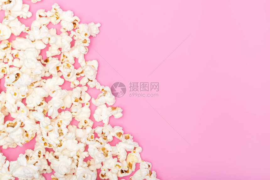 粉红色背景上的爆米花电影或电视背景架顶视图片
