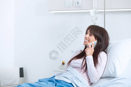 年轻女病人躺在医院床上图片