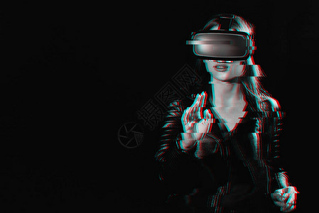 头盔虚拟现实眼镜的女孩用她的手触摸着投影屏幕黑白与3D图片