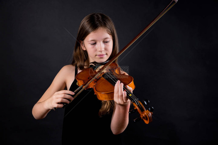 年轻专业小提琴手在黑人背景图片