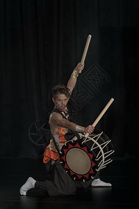 鼓子秧歌一个日本鼓手戴子在黑暗舞背景