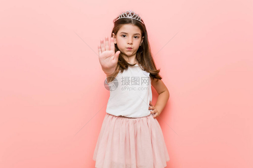 身穿公主的小女孩手伸直举着停牌阻图片