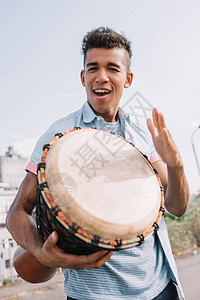 年轻快乐的非裔美国街头音乐家图片