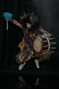 Taiko鼓手穿着恶魔舞台装扮图片