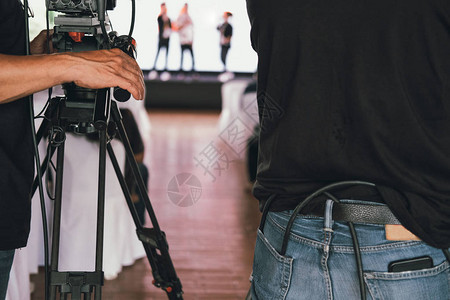 专业的视频制作摄像机在舞台上录制现场活动电视社交媒图片