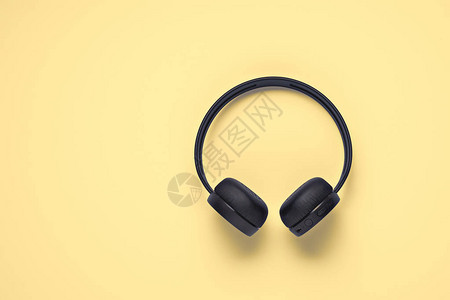 平面设计黄色背景的无线耳机图片