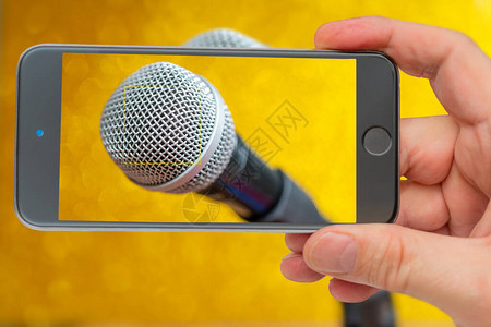 智能手机屏幕上的麦克风专业动圈麦克风用于录音和声音增强的音乐会麦克图片