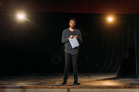 非洲裔美国演员在排练期间保持情景并站在图片
