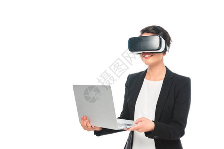 使用虚拟现实头盔的混杂笑着微笑的男女商人图片