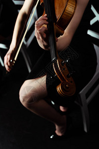 女音乐家在黑暗舞台拉背景图片