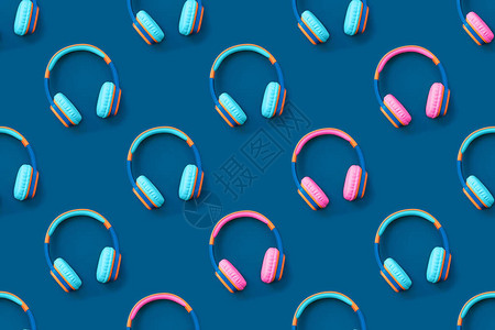 蓝色背景上的蓝色和粉红色耳机的无缝图案简约时尚音乐概念年度流行色概念图片