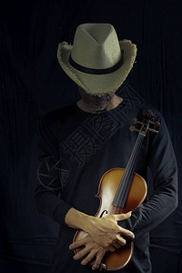 男人用深色调拉小提琴图片