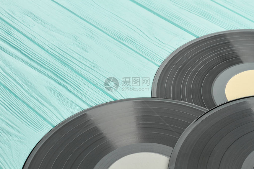 黑色乙烯唱片和复制空间蓝木背景的旧乙烯光盘古代风格的图片