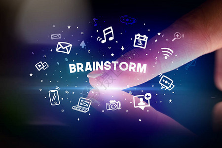 与抽取的社交媒体图标和BRAINSTORM刻录社交网络概念的触图片