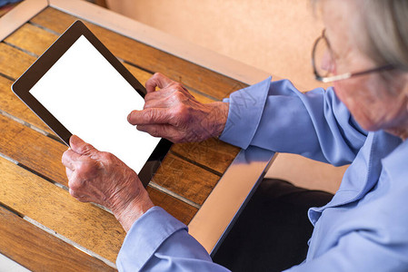 老外婆看电子表格的地址来检查现场在线上有线网路消息互联网图片