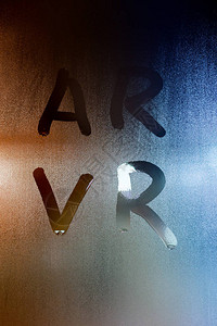 arfugmented现实和vr虚拟现实用手指写在湿玻璃上图片