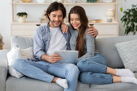 年轻夫妇在家里使用数字平板电脑图片