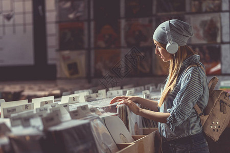 黑胶唱片店里的女人图片
