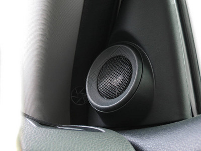 安装在汽车门面板上的高频扬声器背景图片