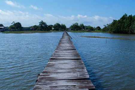 湖中的木桥通向小镇图片