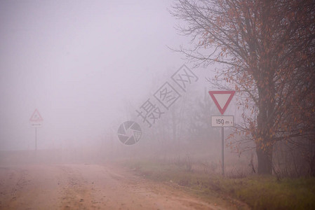乡间路上的雾福吉早图片
