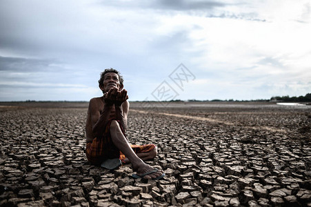 一位老人在旱季坐着求雨全球变暖图片