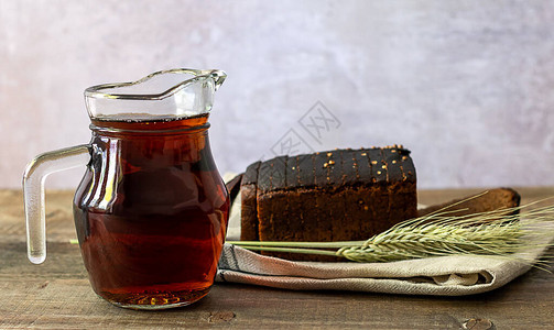 传统发酵的斯拉夫和波罗的海饮料用黑麦面包制图片