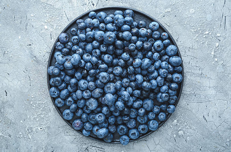灰色背景的美味蓝莓盘子图片