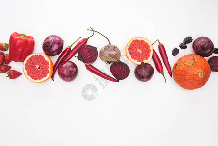 白底生红色和紫色秋季蔬菜浆果和水背景图片