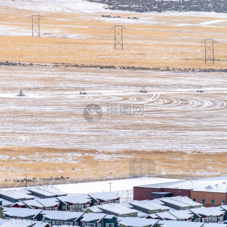 冬季在雪地犹他河谷有灌溉的广场和农用土地图片