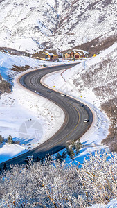 有道路和房屋在寒雪的居民区居住图片