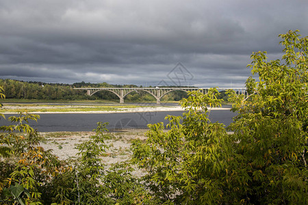 从新不伦瑞克州哈特兰圣约翰河上HughJohnFlemming桥的CharlesRAll图片
