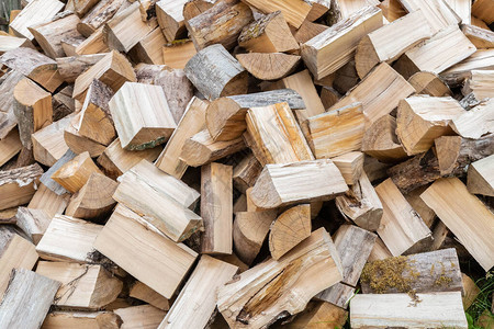 为冬天准备柴火农村舒适柴火背景干切碎的木柴原木堆成一堆自然图片