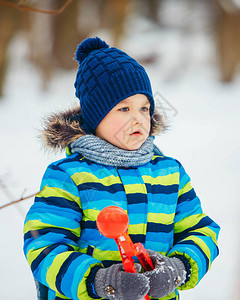 可爱的小可爱男孩有雪球图片