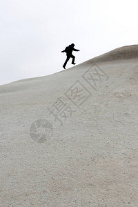 观光客在土耳其卡帕多西亚山丘上奔跑和攀图片