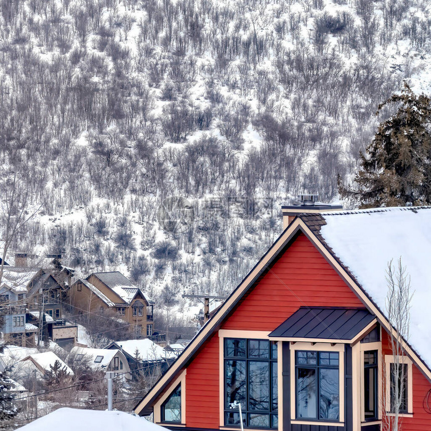 犹他州白雪皑的帕克城山的方形框架房屋图片