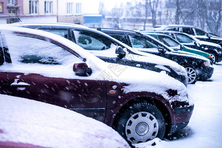 雪下的布拉格市街道汽车在暴风雪的道路上行驶雪灾在城市雪覆盖图片