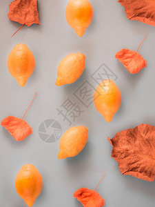 灰色背景中的橙色柠檬和秋叶图案图片