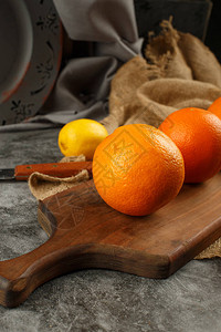 切木板上的橘子图片