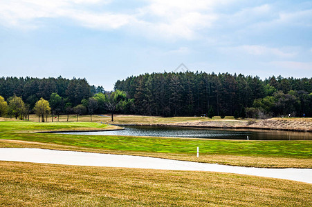 春季昌春金久丹森林公园高尔夫球场景图片