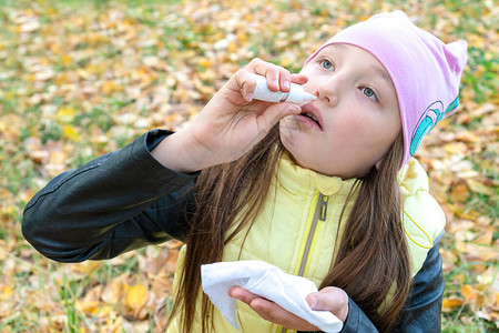 秋天流感季节过敏鼻梁炎的女童图片