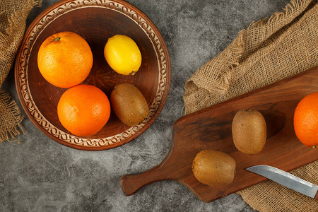 猕猴桃橙子和柠檬放在碗里图片
