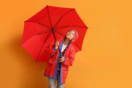 穿秋衣戴彩色雨伞的时装非裔美籍男图片