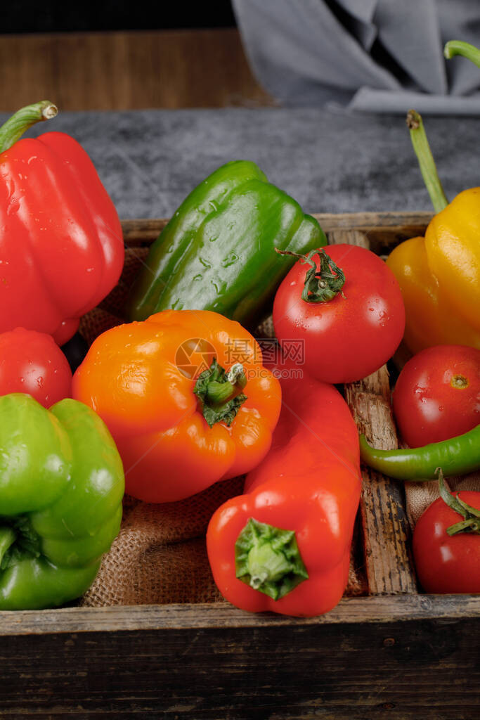 五颜六色的辣椒和西红柿的选择图片