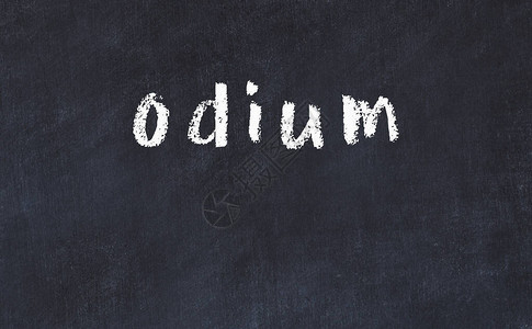 黑桌上的粉笔手写题词odium图片