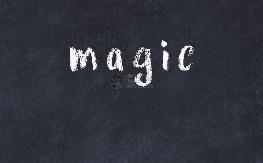 黑桌上的粉笔手写题词魔术图片