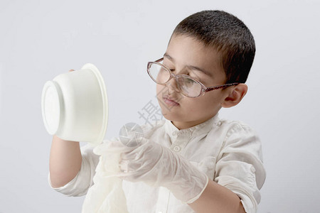 一个小孩在家里用液体做实验背景图片
