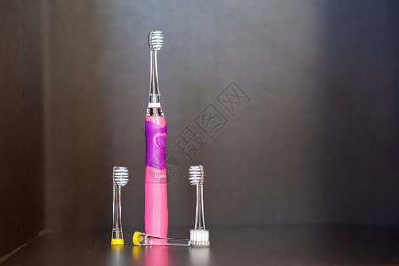 儿童粉红电动牙刷和可互换喷图片